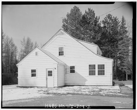 VIEW TO NORTHWEST, SOUTHEAST SIDE, VESTIBULE OF RANGER DWELLING - Laona Ranger Dwelling and Garage, Highway 8, Nicolet …