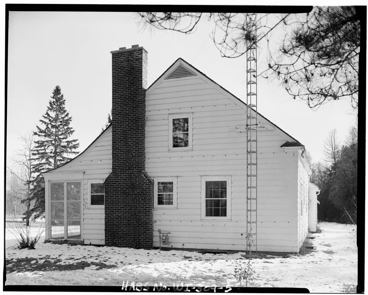 VIEW TO SOUTHEAST, NORTHWEST SIDE, END CHIMNEY OF RANGER DWELLING - Laona Ranger Dwelling and Garage, Highway 8, Nicole…