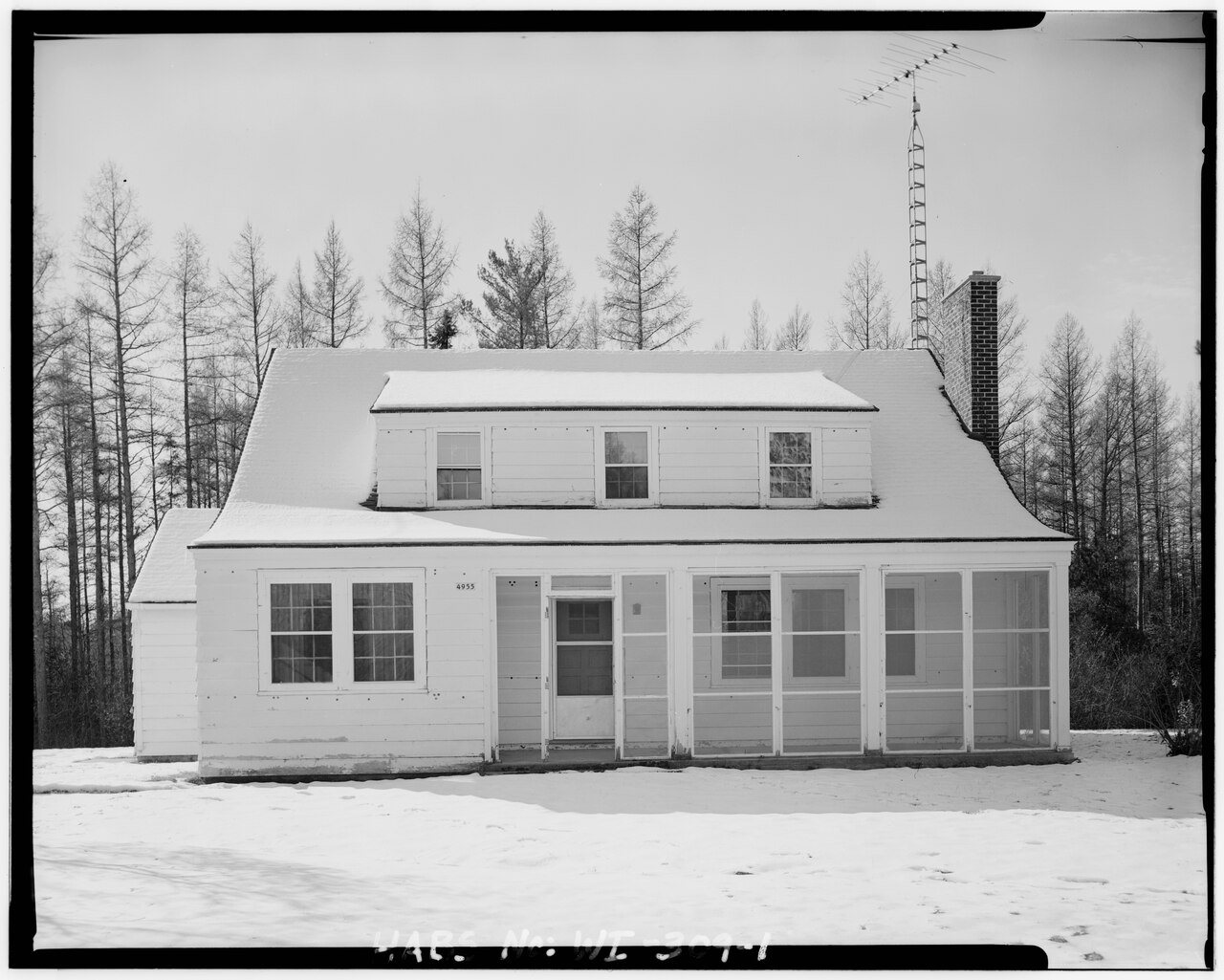 VIEW TO SOUTHWEST, NORTHEAST FRONT OF RANGER DWELLING - Laona Ranger Dwelling and Garage, Highway 8, Nicolet National F…