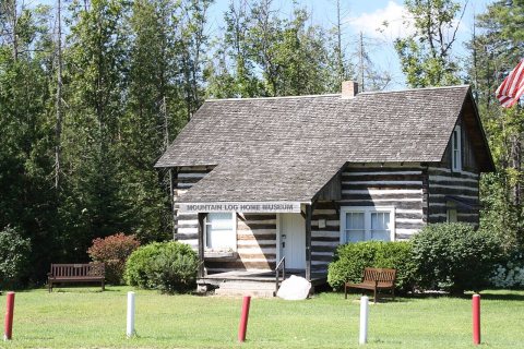 MountainLogHomeMuseumWIS32WIS64