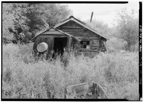 FRONT, LOOKING EAST - James Minano Cabin, Slate Creek at Koyukuk River, Bettles Vicinity, Coldfoot, Yukon-Koyukuk Censu…
