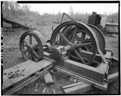 OBLIQUE VIEW OF HOIST, SHOWING REDUCTION GEARS AND BED FOR (MISSING) CLUTCH-DRIVE GEAR UNIT, LOOKING EAST (McNALLY DRYE…