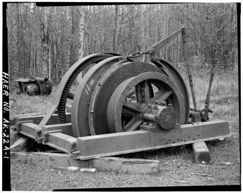 OBLIQUE VIEW OF HOIST, SHOWING CABLE DRUM, WOODEN BRAKE SHOES AND BRAKE HANDLE, LOOKING NORTH - Buffalo Coal Mine, Vulc…
