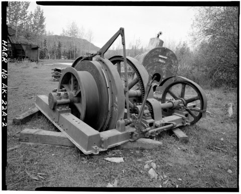 OBLIQUE VIEW OF HOIST, SHOWING CABLE DRUM, WOODEN BRAKE SHOES, BRAKE HANDLE, AND REDUCTION GEARS, LOOKING SOUTHWEST - B…