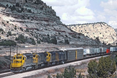 AT&SF 5072 and 8749 westbound at the AZ NM border at Lupton taken from Interstate 40 in October 1985