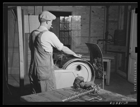 Electric plucker. Elba FSA (Farm Security Administration) coop cannery. Elba, Coffee County, Alabama