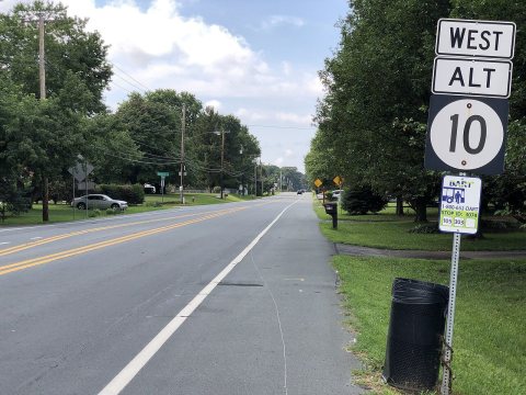 2022-07-17 10 04 44 View west along Delaware State Route 10 Alternate (South State Street) at Richardson Circle in