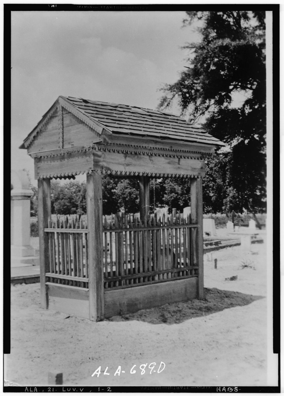 HOUSE OVER GRAVE - Grave Houses, Local Cemetery, Luverne, Crenshaw County, AL HABS ALA,21-LUV.V,1-2