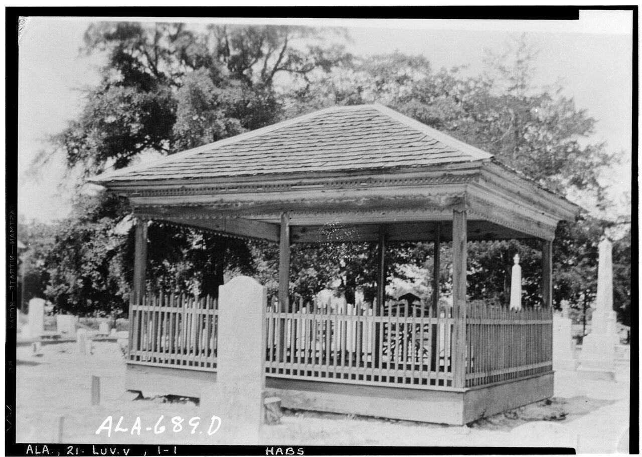 HOUSE OVER GRAVE - Grave Houses, Local Cemetery, Luverne, Crenshaw County, AL HABS ALA,21-LUV.V,1-1