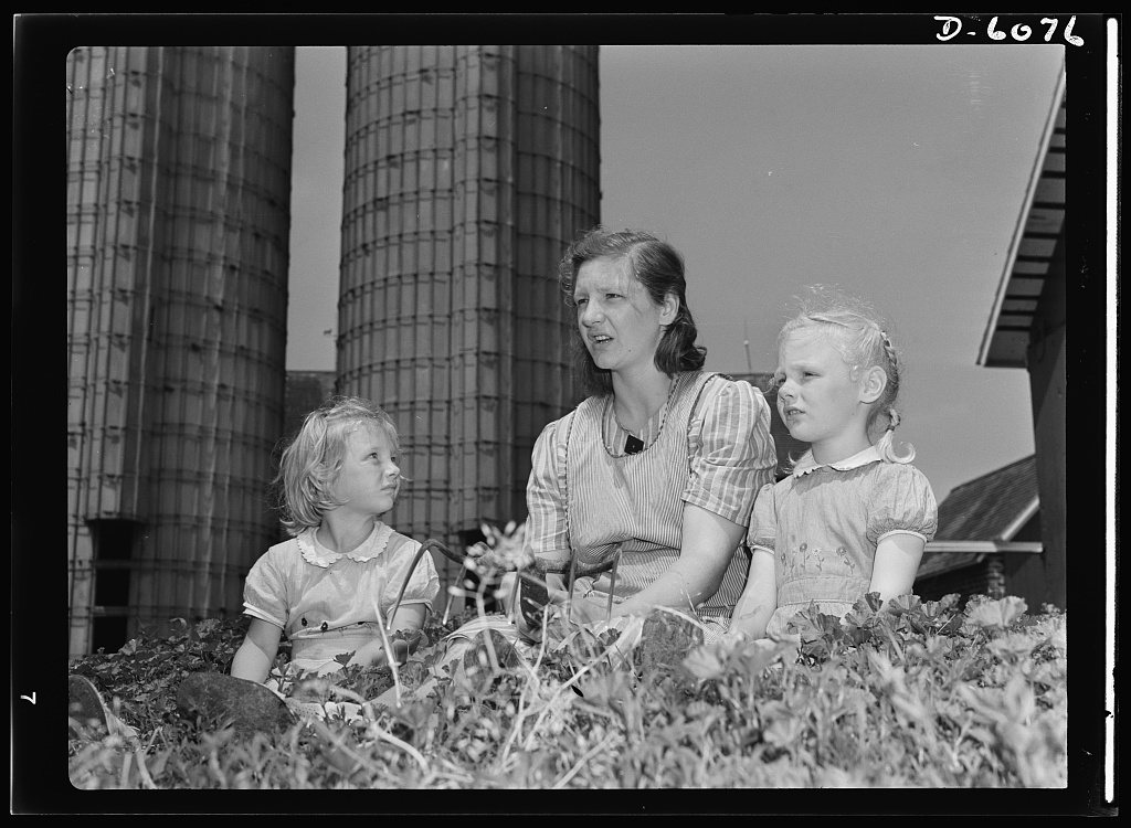 Agriculture. Women on farms. 8b07419v
