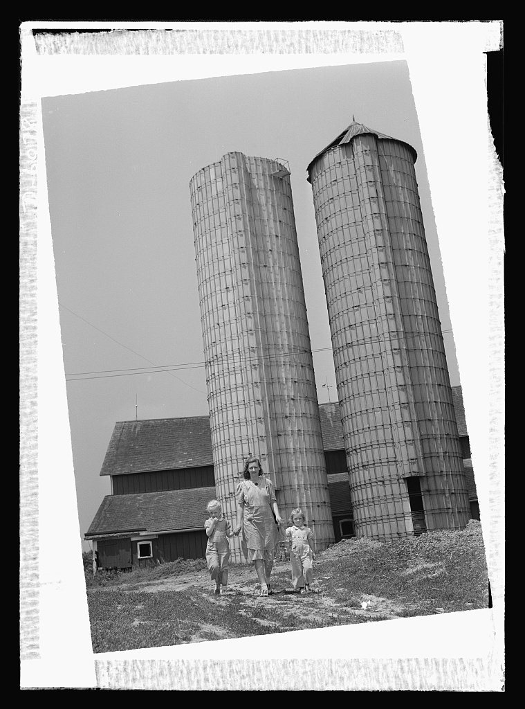 Agriculture. Women on farms. 8b09754v