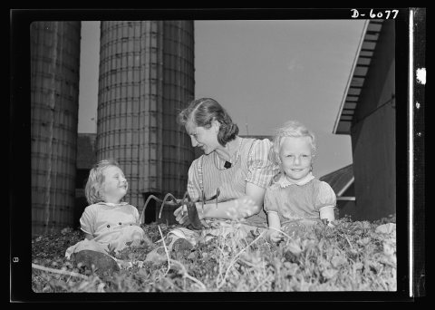 Agriculture. Women on farms. 8b07420v