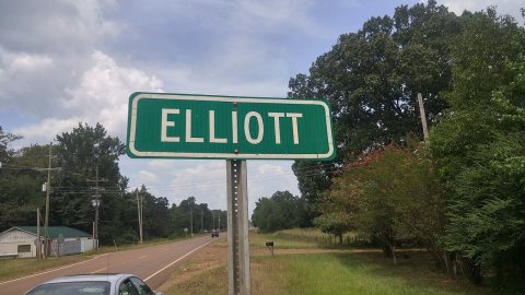 ElliottMSHighwaySign