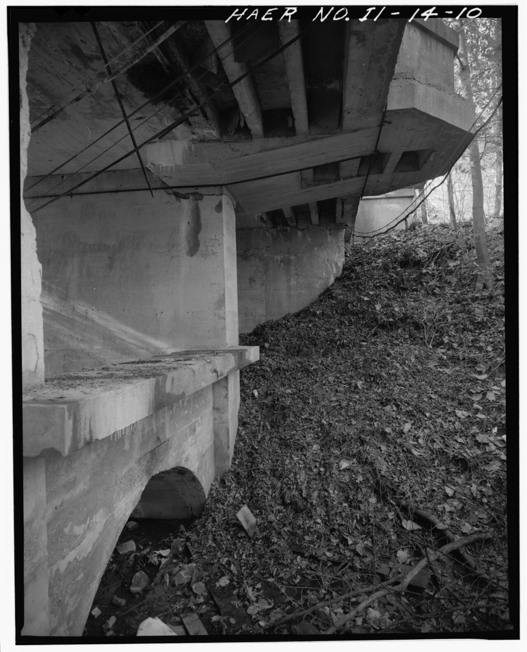 FROM NORTH SIDE OF BRIDGE LOOKING WEST SHOWING WEST PORTION OF SUPERSTRUCTURE - VERTICAL VIEW - Ravine Bluffs Developme…