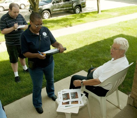 FEMA - 44957 - FEMA representative speaks with a resident in Illinois