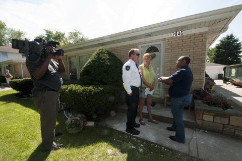 FEMA - 44955 - FEMA representative speaks with residents with the press in Illinois