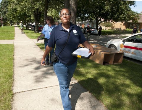 FEMA - 44954 - FEMA representative on the street in Illinois