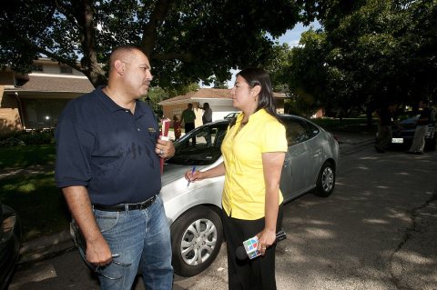 FEMA - 44956 - FEMA public information officer speaking to a reporter in Illinois