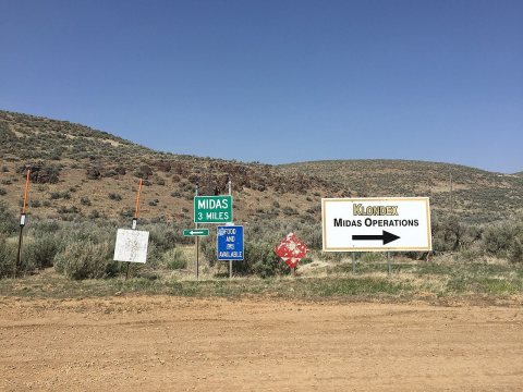 2015-04-20 14 25 52 Signs at the intersection of Midas Road (Elko County Route 724) and Main Street near