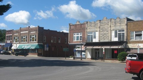 Western side of Courthouse Square in