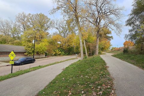 Hairpin turn at Fox River Trail - South Elgin, IL - November 2025