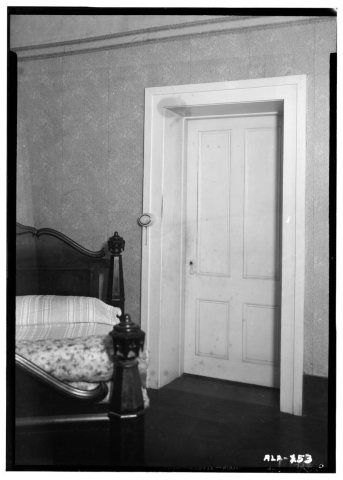 DOOR IN SO. WALL OF S. W. BED ROOM, SECOND FLOOR - Magnolia Grove, State Highway 25, Dayton, Marengo County, AL HABS AL…