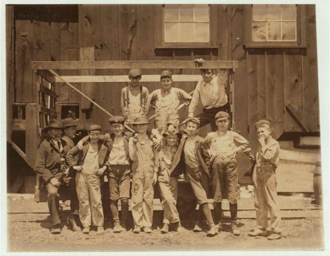Noon hour. These boys are all working in the Illinois Glass Co