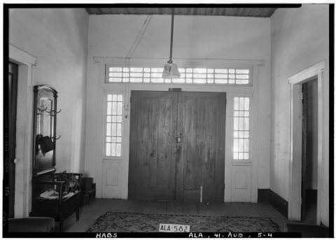 HALL AND FRONT DOOR TREATMENT, W. - Meadows House, 342 North College Street, Auburn, Lee County, AL HABS ALA,41-AUB,5-4