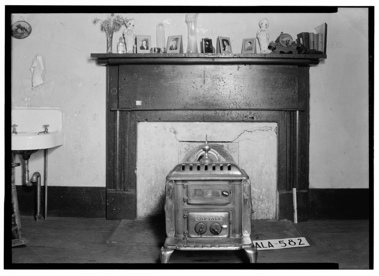 FIREPLACE IN N.W. BED ROOM - Meadows House, 342 North College Street, Auburn, Lee County, AL HABS ALA,41-AUB,5-8