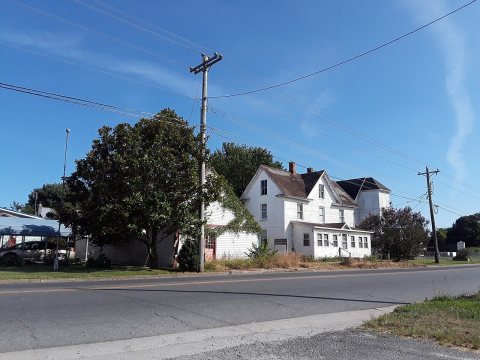 Horntown houses, summer day