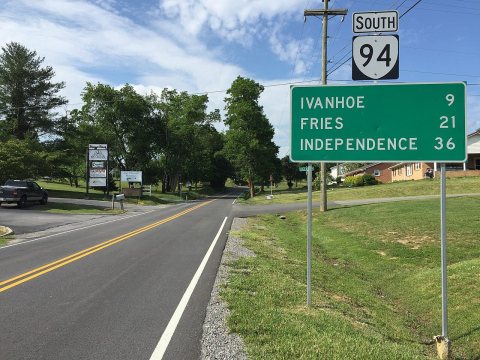 2017-06-13 09 33 02 View south along Virginia State Route 94 (Ivanhoe Road) at U.S. Route 52 (Fort Chiswell Road) in