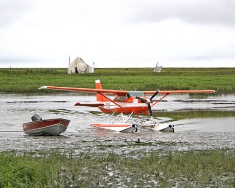 Cessna floatplane on the Keoklevik River