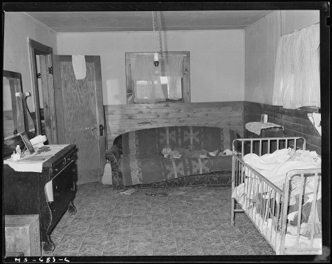 Living room in home of Ben Baker, miner, living in company housing project. Union Pacific Coal Company, Reliance... - N…