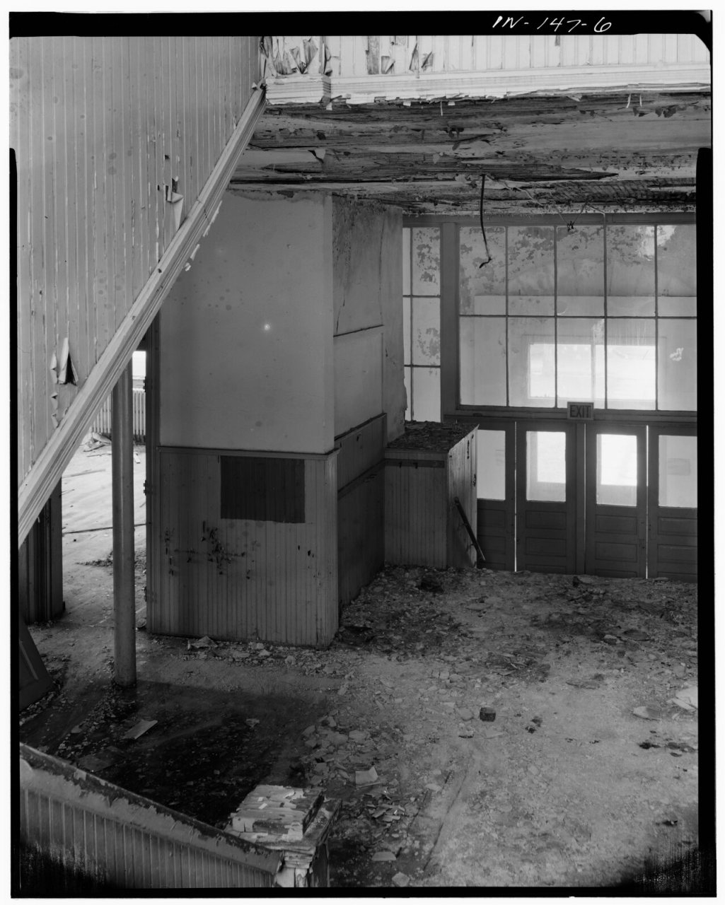 STAIR LANDING LOOKING TO FIRST FLOOR FOYER AND ENTRANCE - Riley School, Seventh and College Streets