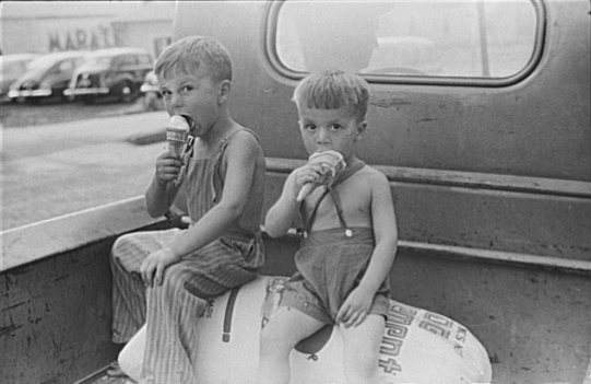 IceCreamBoysWashingtonIndiana1941