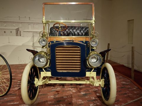 A 1904 Auburn, thought to be the oldest Auburn automobile in existence, displayed at the Auburn Cord Duesenberg Automob…