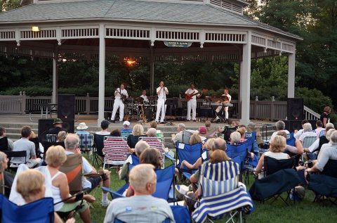 US Navy 070822-N-3271W-003 The U.S. Navy Band Horizon, attached to Naval Station Great Lakes, plays for a large gatheri…
