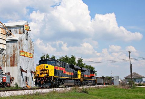 New paint is everything for Iowa Interstate train in Atalissa - September 2008
