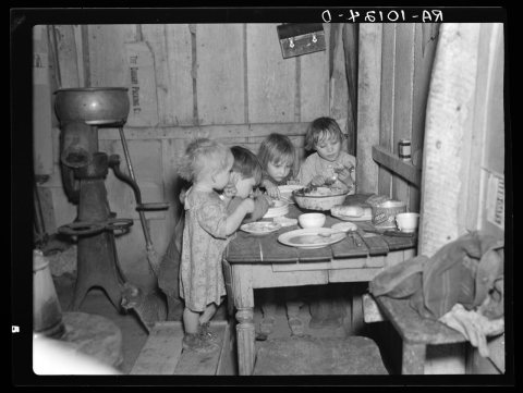 Christmas dinner in home of Earl Pauley, near Smithland, Iowa, 8b30046a
