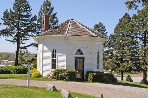 GRACELAND CEMETERY CHAPEL