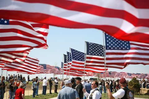 US Navy 090424-N-3271W-021 More than 500 veterans who escorted the unclaimed remains of seven Iowa veterans to their fi…