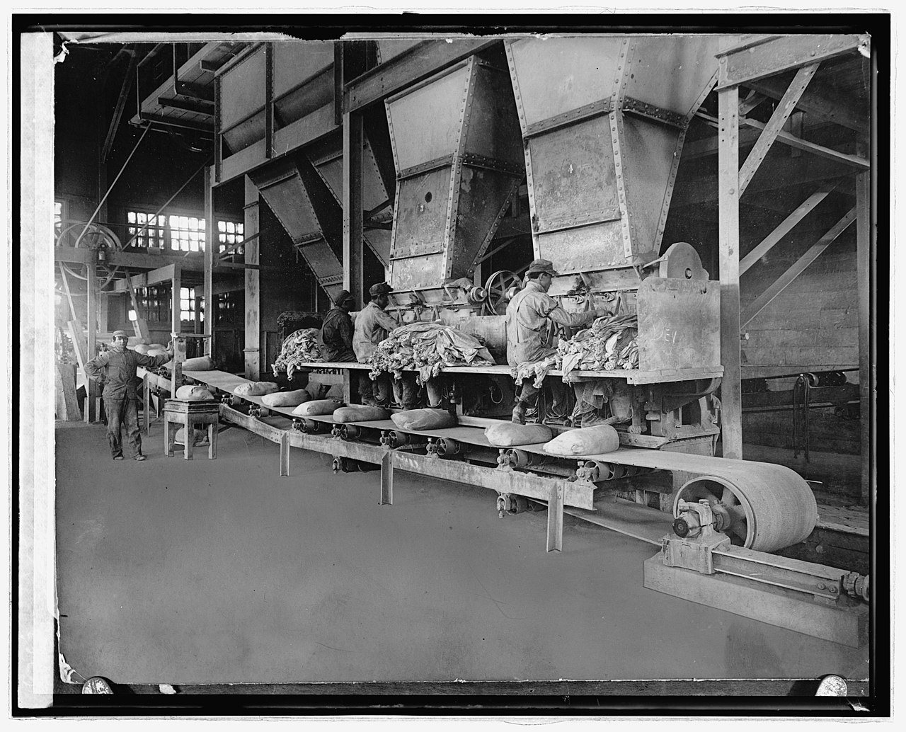 Sacking machines, Portland Cemet Co., Mason City, Iowa