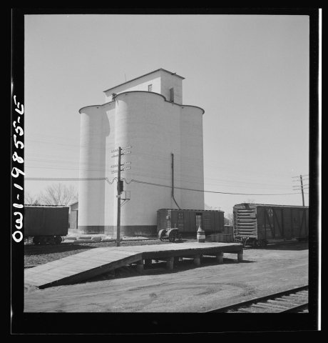 Harper, Kansas. Grain elevator along the Atchison, Topeka and Santa Fe Railroad between Wellington, Kansas and Waynoka,…