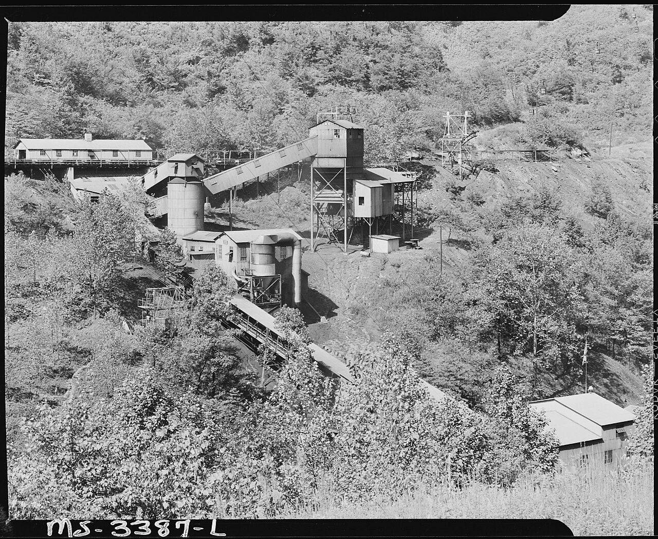 Cleaning plant and tipple of the mines. Inland Steel Company, Wheelwright #1 & 2 Mines, Wheelwright, Floyd County, Kent…