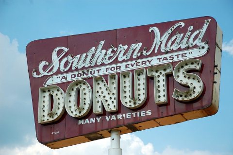 Southern Maid Donuts sign