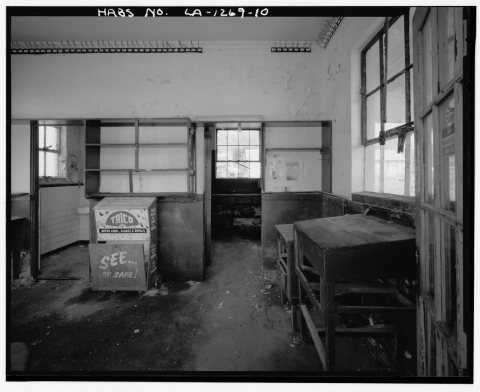 Interior, main room of station from west entry door looking east - Sinclair Service Station, Natchez Street (State High…