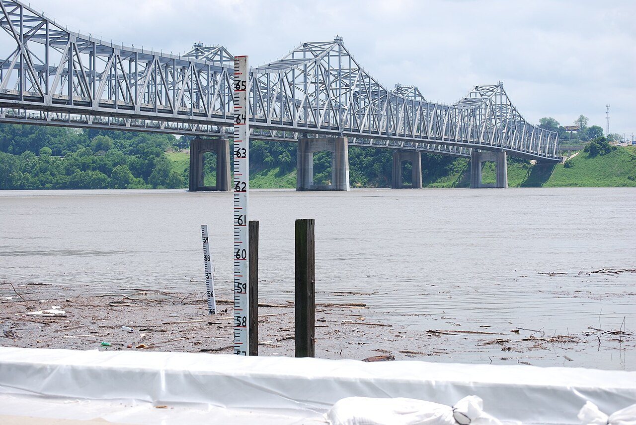 Flood elevation river gages and Natchez–Vidalia Bridge