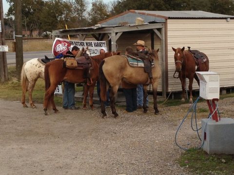 Mike's Country Corner - Duson, LA - Horse Parking