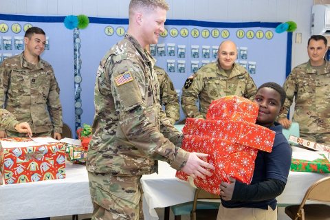 Soldiers spread Holiday Cheer in DeRidder, Louisiana 2019 04