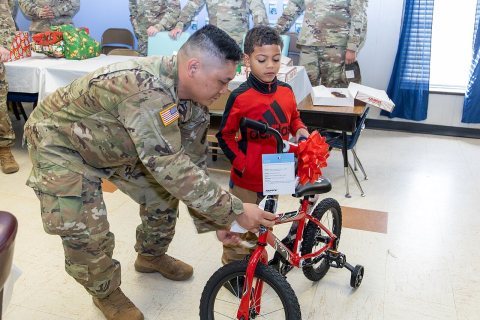 Soldiers spread Holiday Cheer in DeRidder, Louisiana 2019 05